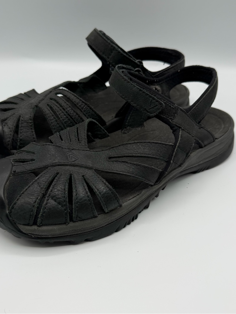 KEEN Rose Sandals Women’s 10 Black Leather Closed Toe Outdoor Walking NWOT